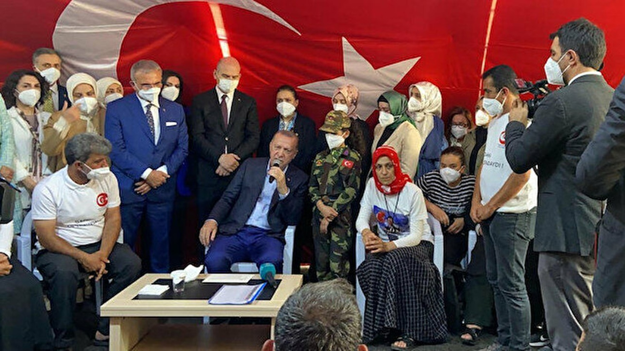 Evlat nöbetine ziyaret! Erdoğan: Annelerin bedduası onları vuracak