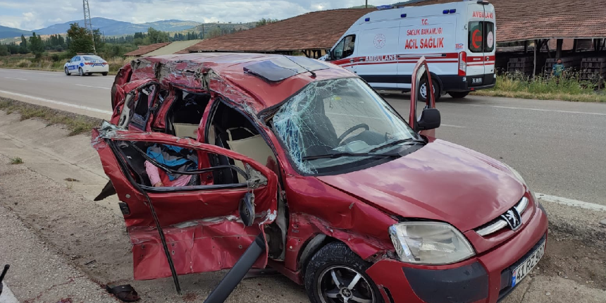Araç tırla çarpıştı: 2 ölü, 3 yaralı