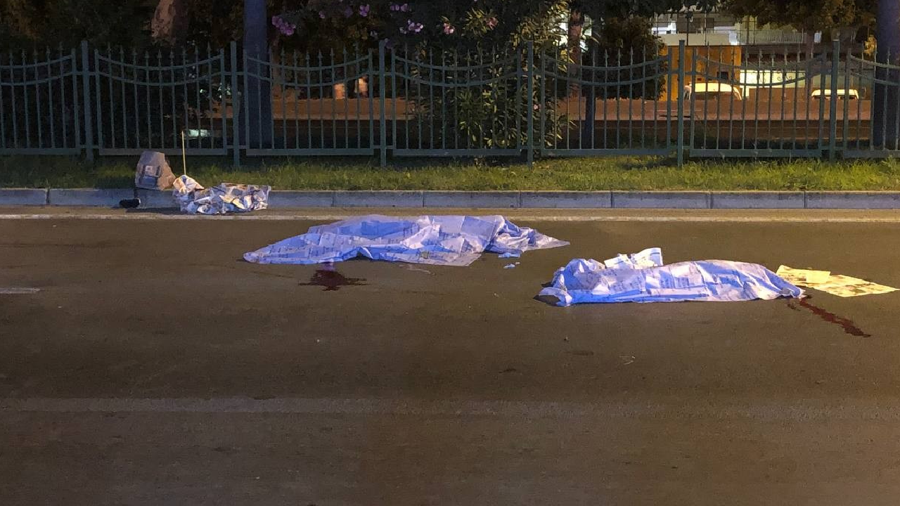 Turistlerin feci ölümü! Tatile geldiler, otomobilin altında metrelerce sürüklendiler