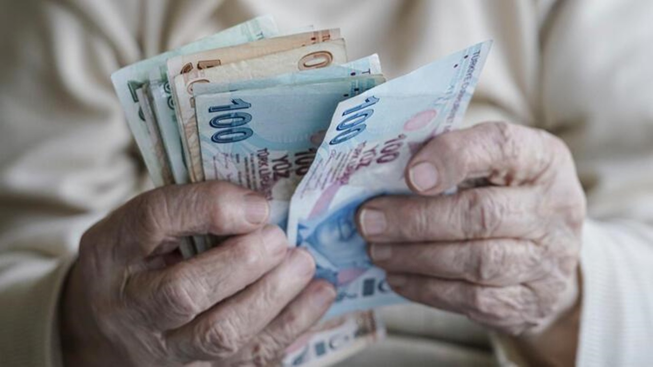 Emekliler dikkat! Zamlı maaşlar ve ikramiyeler bayramdan önce hesaplarda olacak