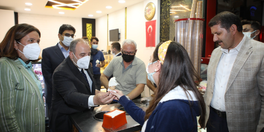 Bakan Varank'tan herkese dondurma! Tek tek dağıttı