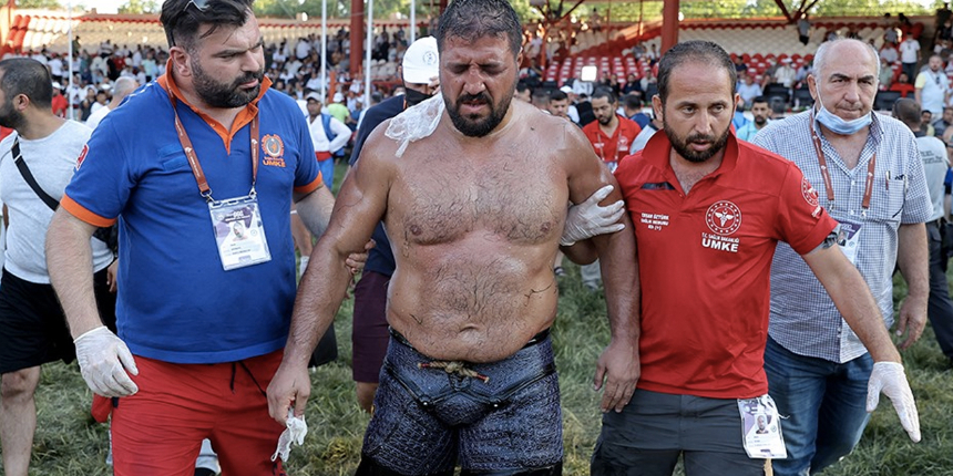 Kırkpınar'da korku dolu anlar! Hastaneye kaldırıldı