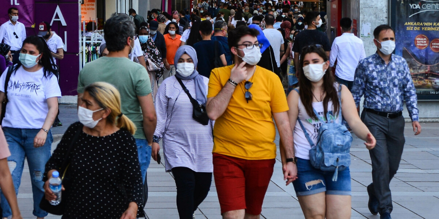 Kararsız gençler nedeniyle vaka sayısı artabilir! Bilim Kurulu üyesi Avrupa örneğini vererek açıkladı
