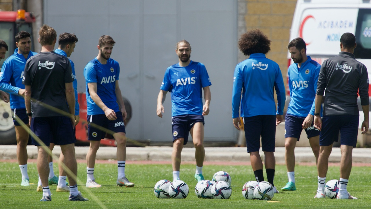Caner Erkin'den olay küfür! Antrenmanın yayınlayan Fenerbahçe TV'de canlı yayın kazası yaşandı
