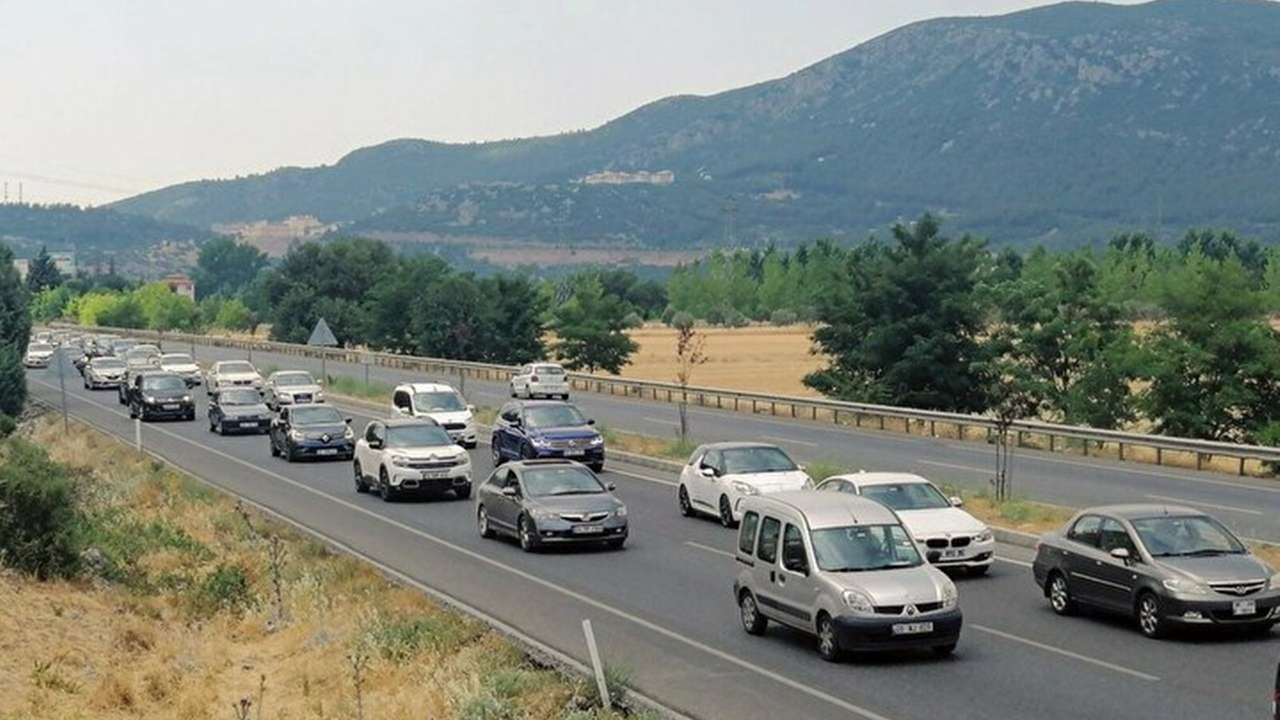 Bayram tatili şimdiden başladı! Beş kilometrelik araç kuyruğu oluştu