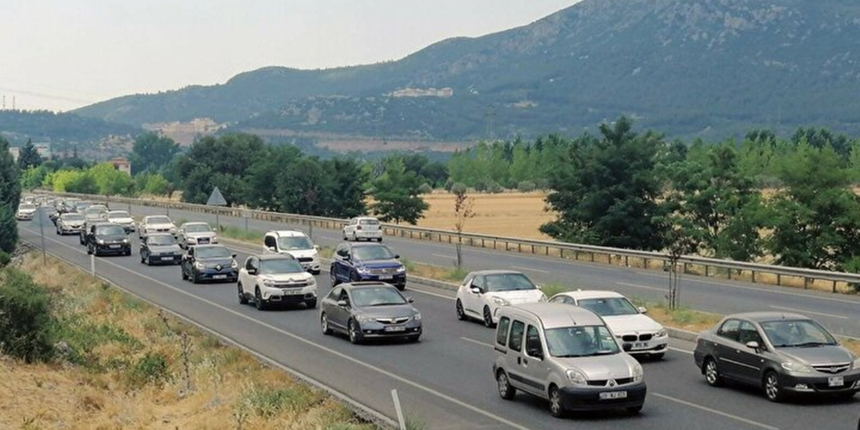 Bayram tatili şimdiden başladı! Beş kilometrelik araç kuyruğu oluştu