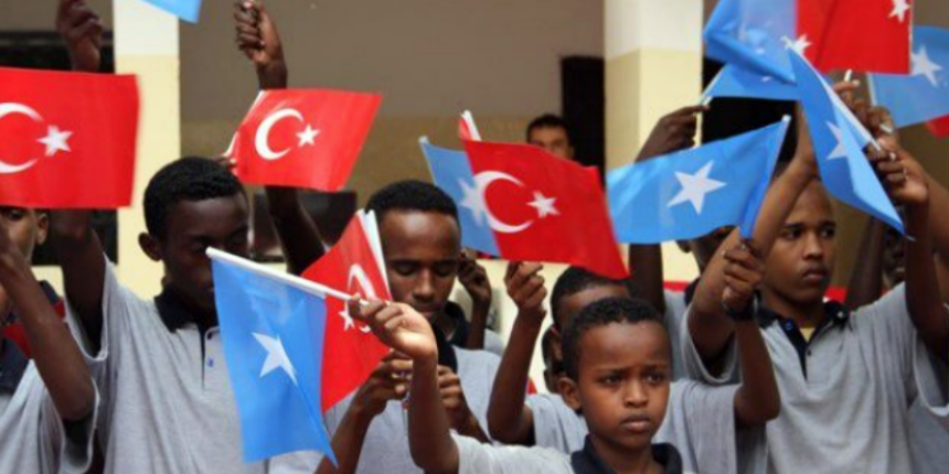 Mogadişu'da polis konvoyuna bombalı saldırı gerçekleşti!