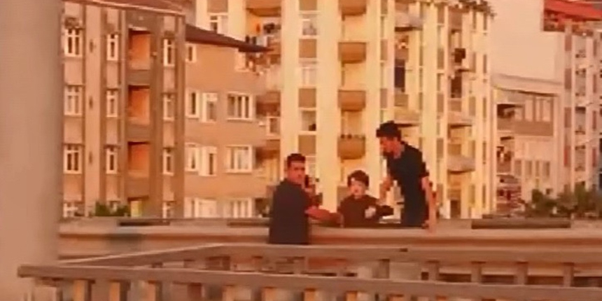 Samsun'da korku dolu anlar! Down sendromlu çocuk viyadüğe çıktı!