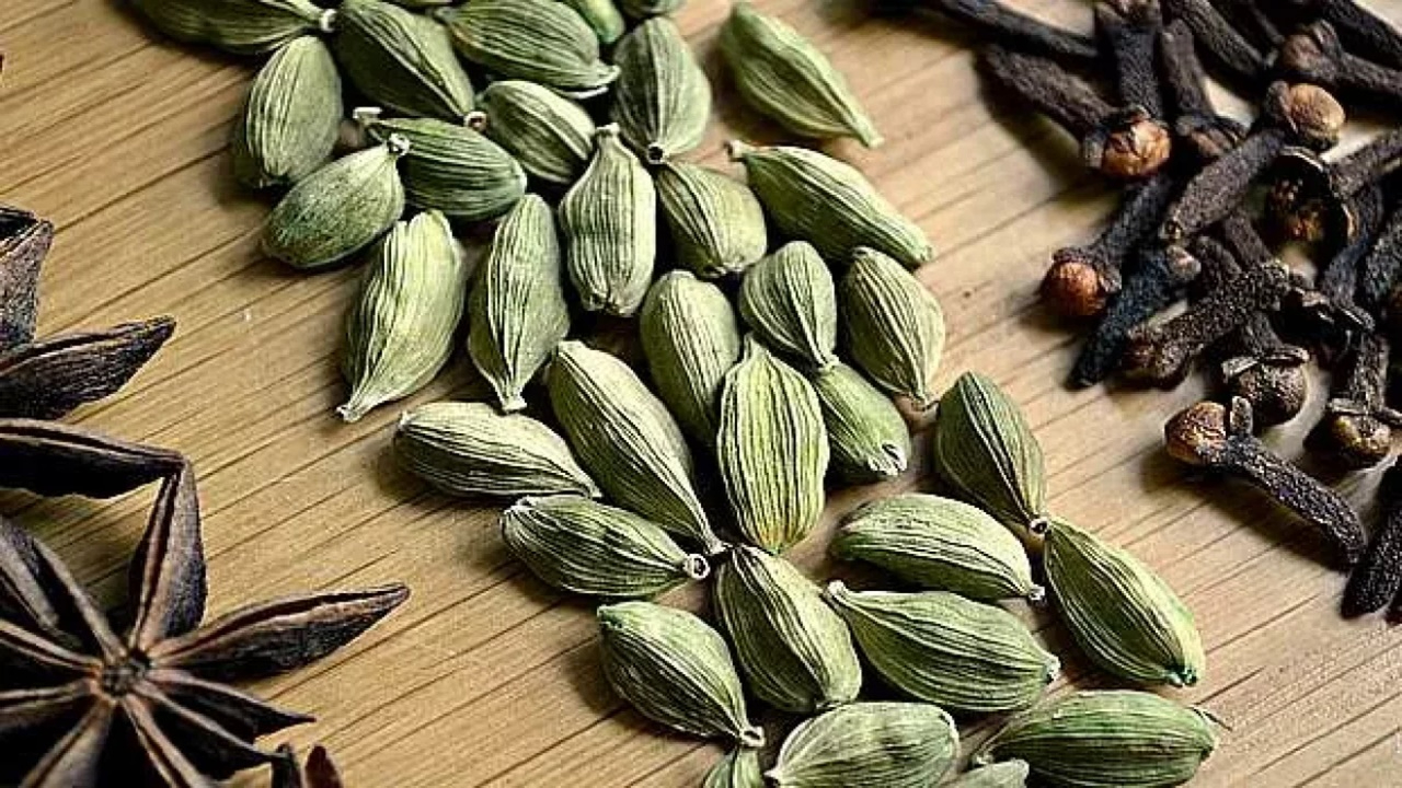 Zencefil ile akraba Kakule'nin bir çekirdeği yeter nefes tazelemeye! Adeta meditasyon içkisi! Kakule'nin bambaşka faydaları!