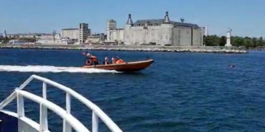 İstanbul'da bir yolcu vapurdan denize düştü!