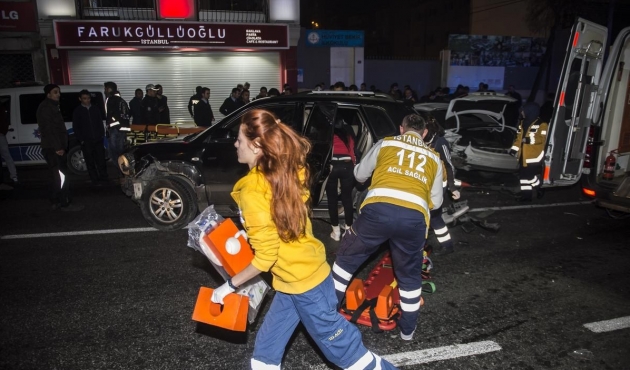 Kontrolden çıkan otomobil hafriyat kamyonuna çarptı