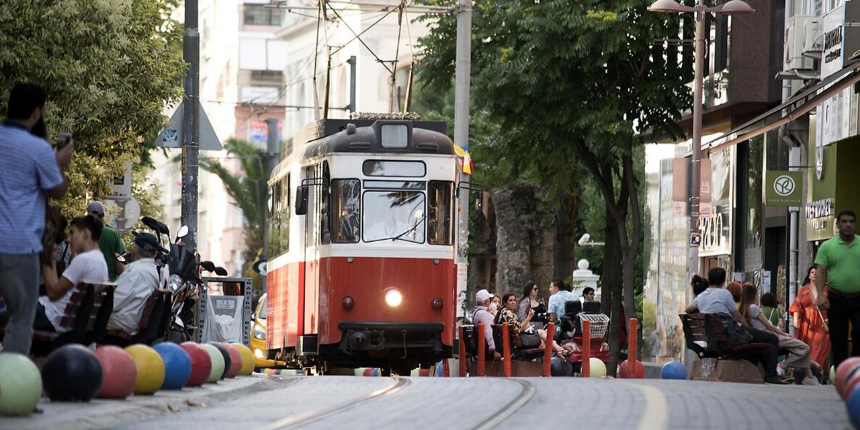 Kadıköy-Moda tramvay hattında hatalı park seferlerin aksamasına neden oluyor! 6 ayda 20 saat sefer aksadı