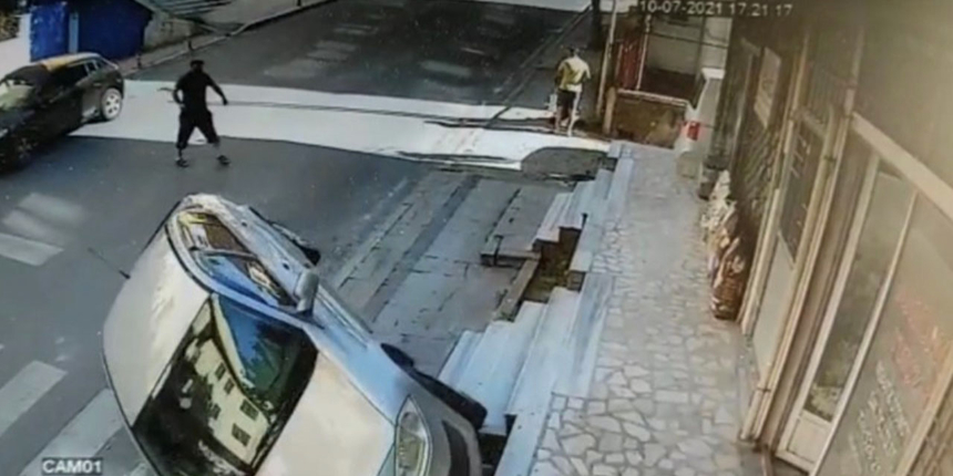 İstanbul'da çok garip kaza: Sürücüsüz otomobil takla attı