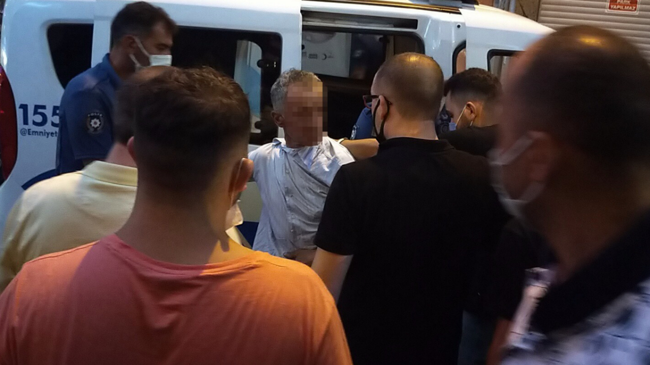 Alkollü şahıs 11 yaşındaki kızlara çiçek vermek istedi: Darp edildi
