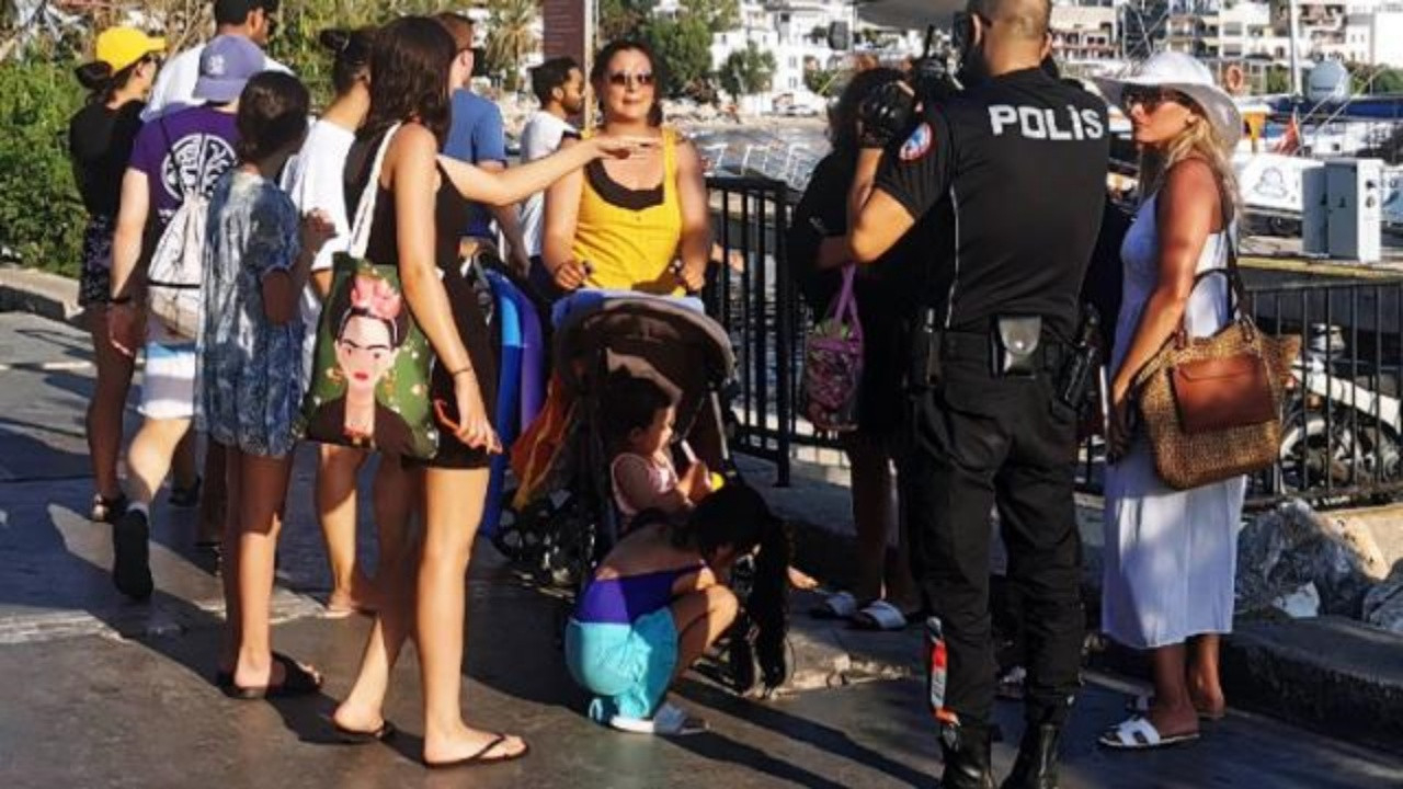 Turistlere skandal taciz: Vücudumuzu okşayıp öpmeye çalıştılar!
