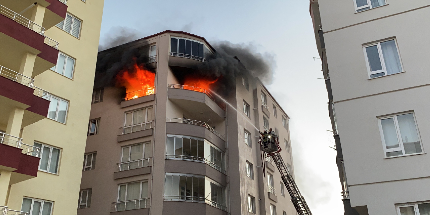 Faciadan dönüldü! Ev yandı, 4'ü çocuk 10 kişi hastanelik oldu