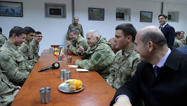 Başbakan Yıldırım, Dağlıca'da askerlerle yemek yedi