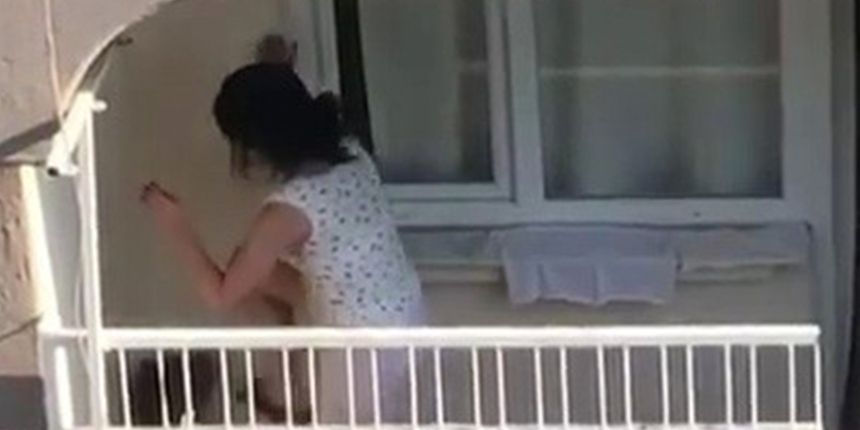 Balkona hapsettiği köpeği defalarca tekmeledi
