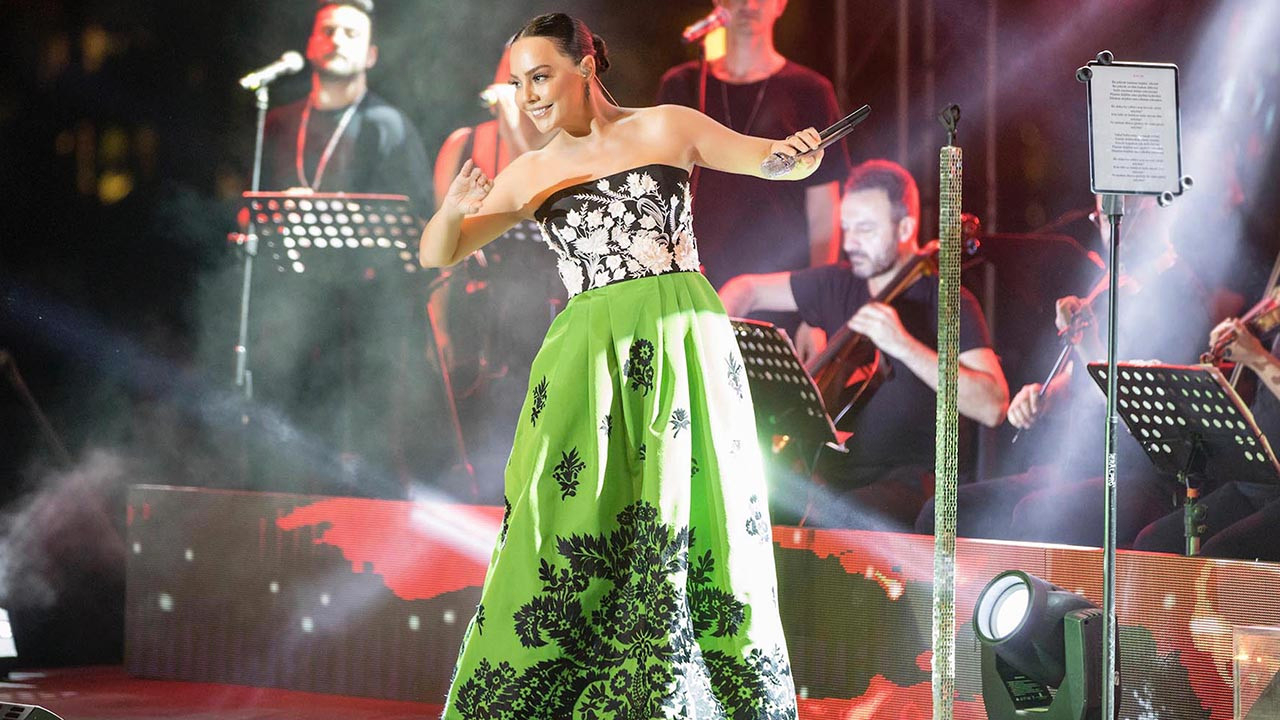 Ebru Gündeş konser sezonunu Bodrum'da açtı! Sesi ve kıyafetiyle beğeni topladı