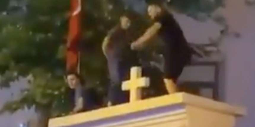 Kilise'nin duvarına çıkarak dans edenlerin cezası belli oldu!