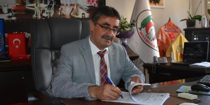 Belediye başkanı icraatlerini değerlendirdi, sonra istifa ettiğini açıkladı