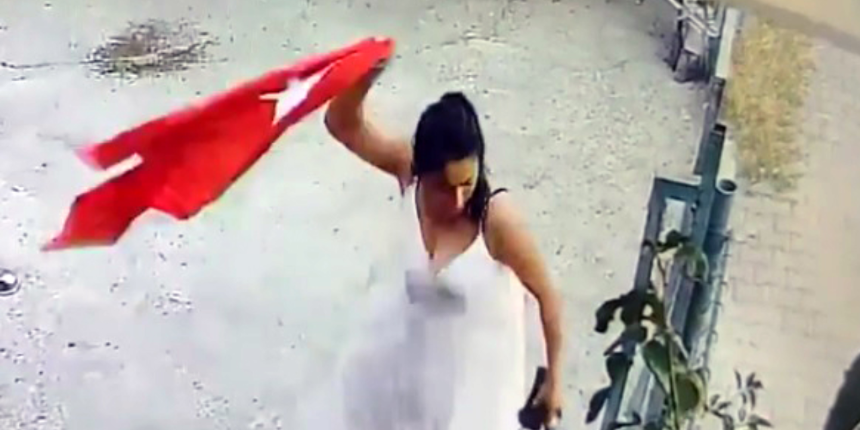 Türk bayrağını koparıp, çöpe attı! Yakalanınca "Çok keyifliydim" dedi