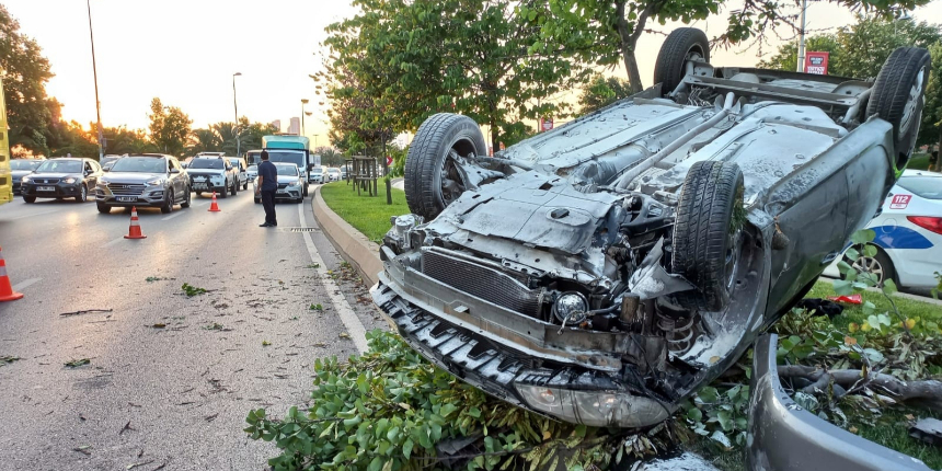 Pendik sahil yolunda kan donduran kaza: Ağaçları söküp takla attı!