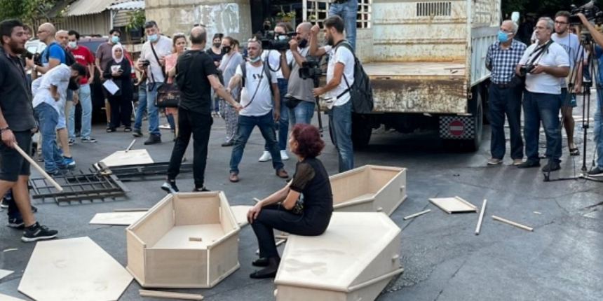 Tabutlarla protesto ettiler!