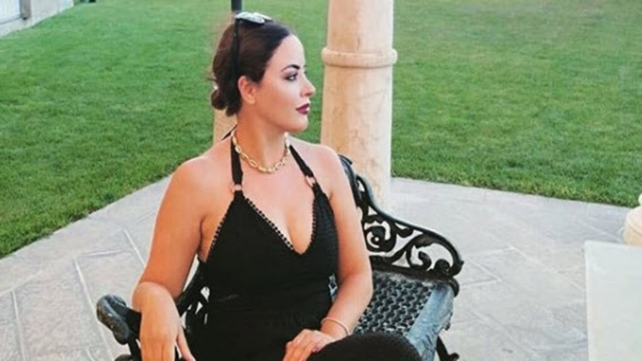 Türkücü Zara göğüs dekoltesini fazla kaçırdı! Kendini böyle sansürledi!