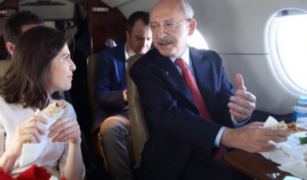 Kemal Kılıçdaroğlu özel jette lahmacun keyfi yaptı! / VİDEO