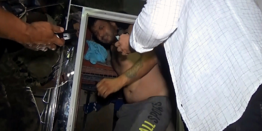 Çete üyeleri 2 kişiyi çelik kafeste hapsetti! Polisin operasyonuyla ortaya çıktı