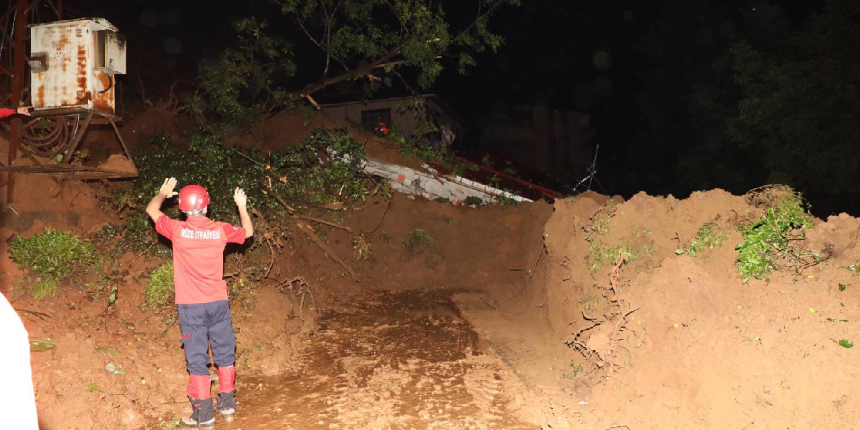 Rize'de gök yarıldı! Dereler taştı, heyelanlar oluştu, yollar kapandı