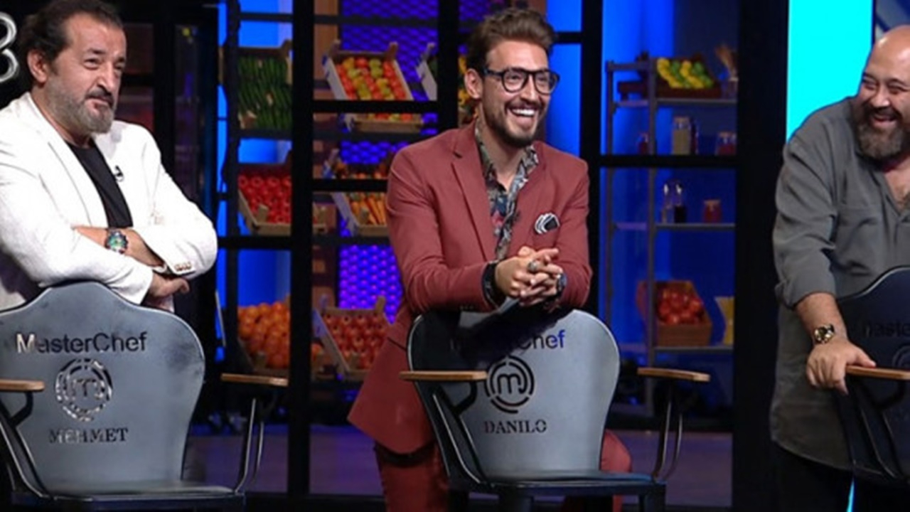 Son Hamlesi Sayesinde Gecenin Kazananı Olan Yarışmacı Nefesleri Kesti! Masterchef Son Bölümde Yarışmacılardan İstenen İlk Yemek Panna Cotta Tatlısı Oldu