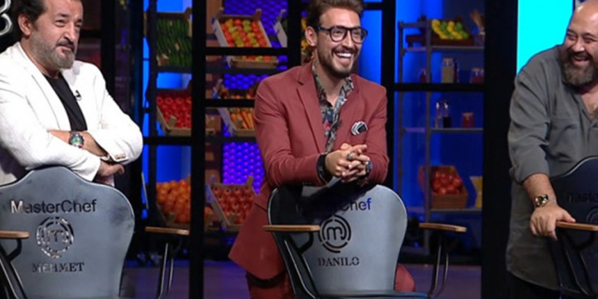 Son Hamlesi Sayesinde Gecenin Kazananı Olan Yarışmacı Nefesleri Kesti! Masterchef Son Bölümde Yarışmacılardan İstenen İlk Yemek Panna Cotta Tatlısı Oldu