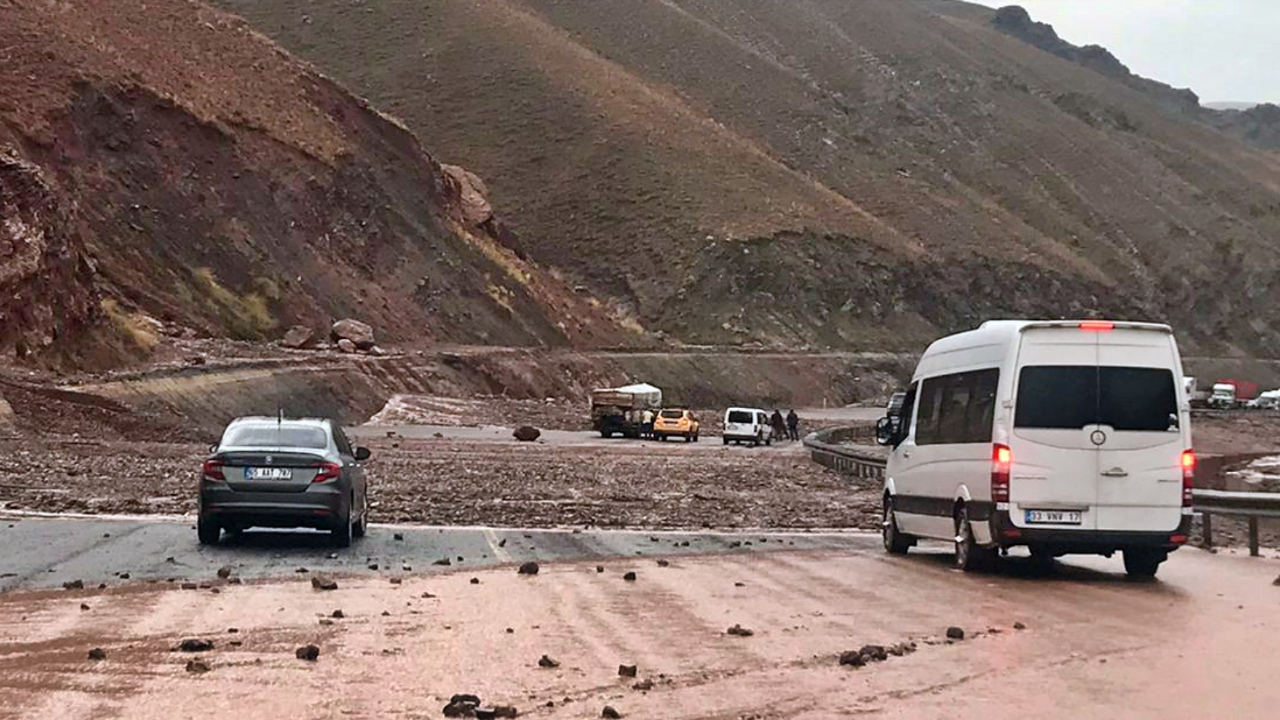 Van'da şiddetli yağış, heyelanı tetikledi!