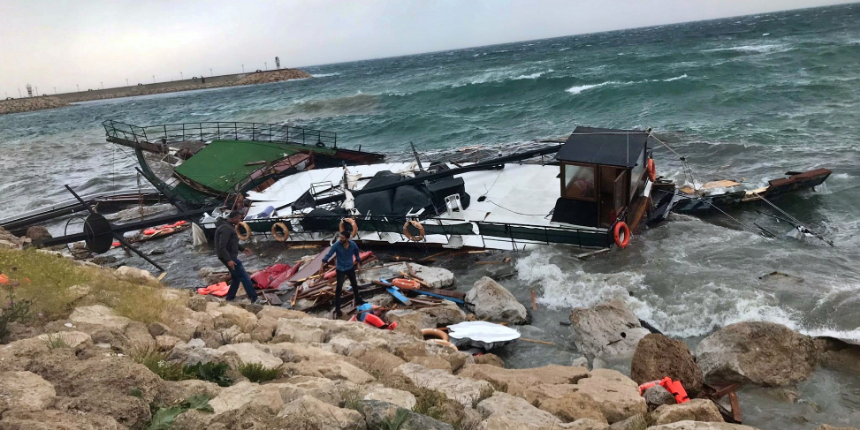 Van Gölü'nde can pazarı: İnsanları kurtarmak için zamanla yarıştılar!