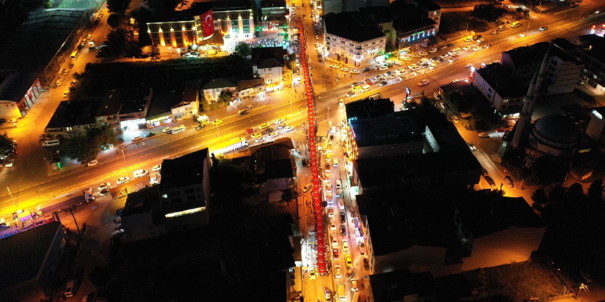 600 metrelik Türk bayrağı ile 15 Temmuz yürüyüşü