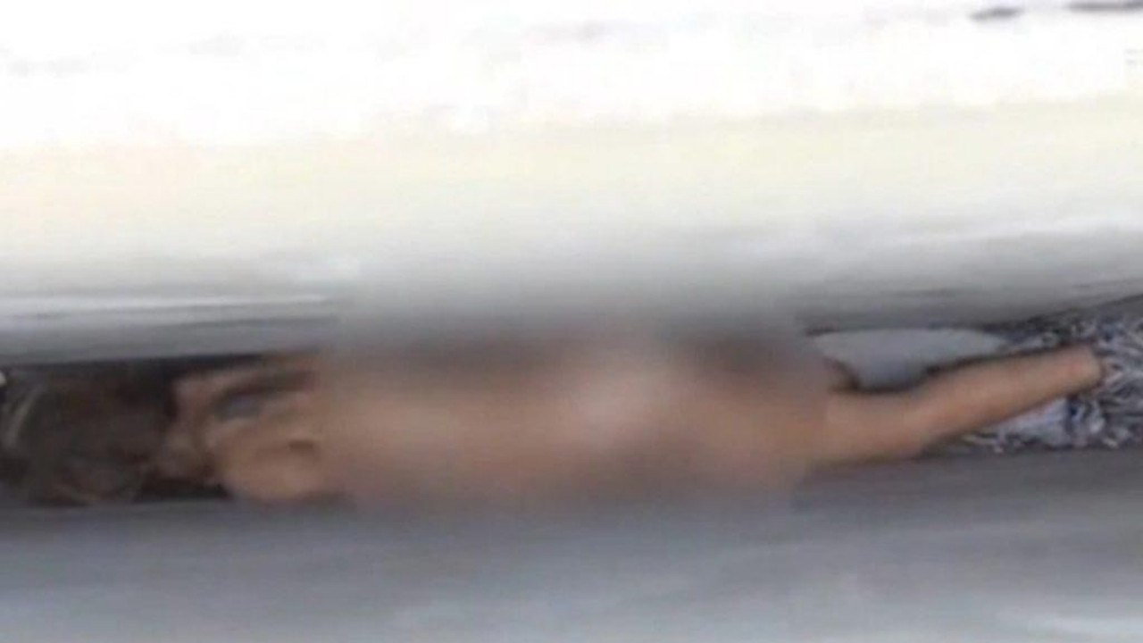 Görenleri hayrete düşüren olay: Çırılçıplak kadın iki duvar arasına sıkıştı!