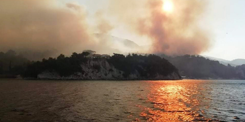 Turistler panikte! Samos (Sisam) kabusu yaşıyor... Yangına müdahale sürüyor