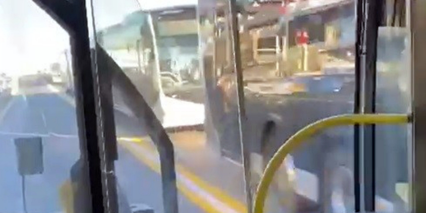 Metrobüs yolundaki tellerden atlayan kişiye metrobüs çarptı!