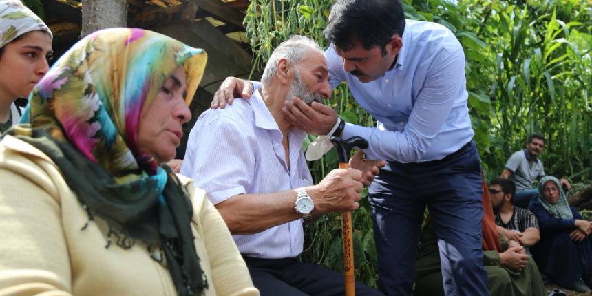 Çocukları selde kaybolan aileye Bakan Kurum'dan teselli