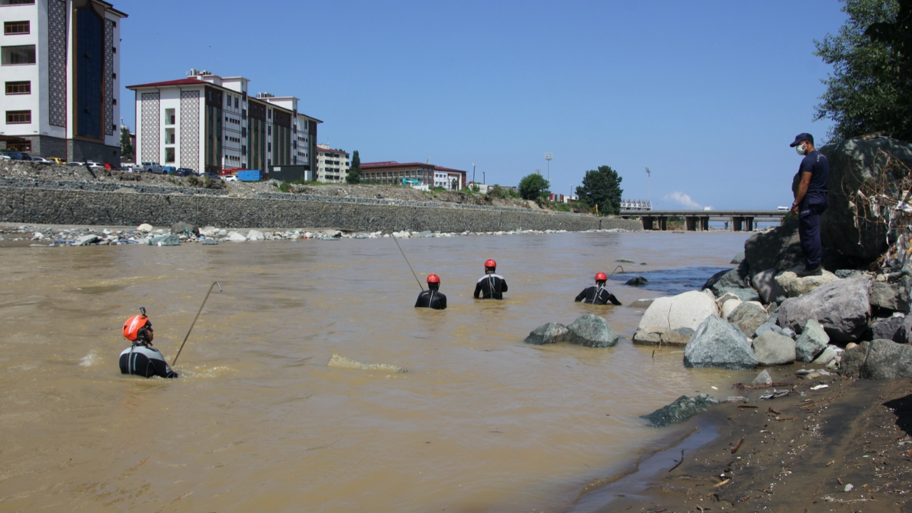 Rize'de selde kaybolanlar aranmaya devam ediliyor