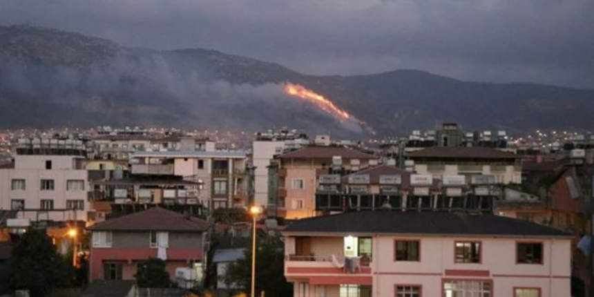 Mersin'deki yangın büyüyor! 50 ev tahliye edildi