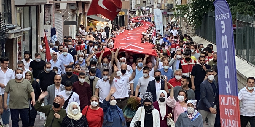 Beyoğlu’nda 250 metrelik bayrağın altında bin kişi yürüdü