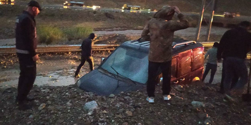 Heyelan sırasında araçta 2 kişi mahsur kaldı