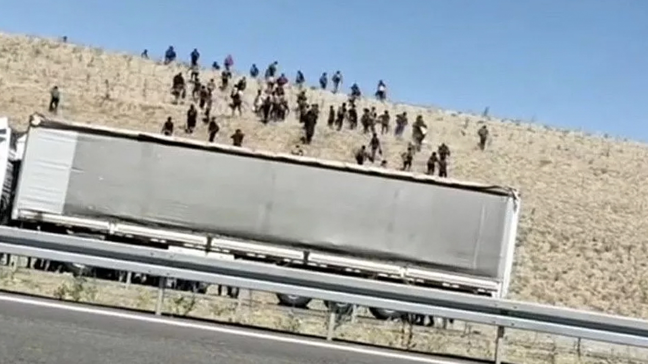Düzensiz göçmenleri yolda bırakıp kaçtılar!