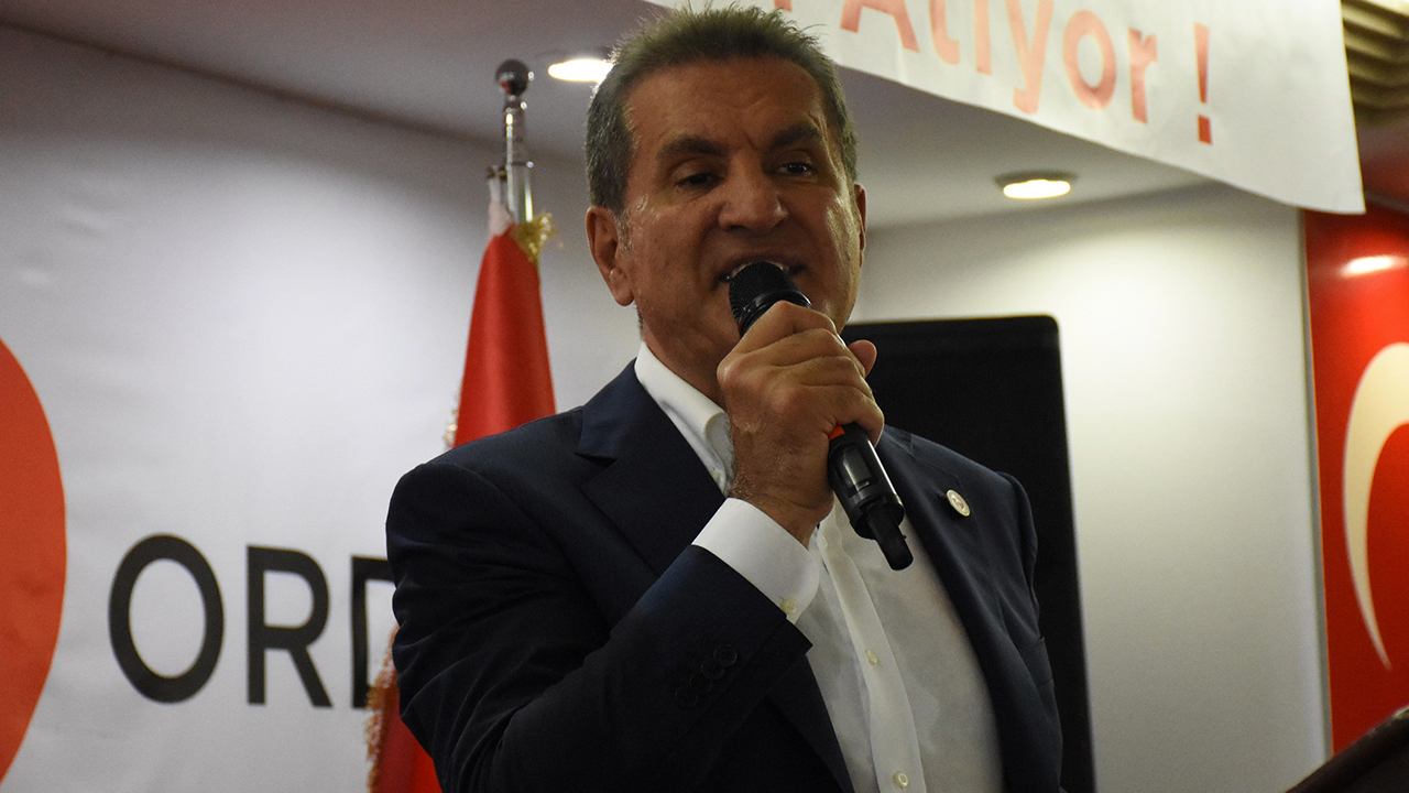 Mustafa Sarıgül kongrede baygınlık geçirdi: İlk müdahaleyi partililer yaptı