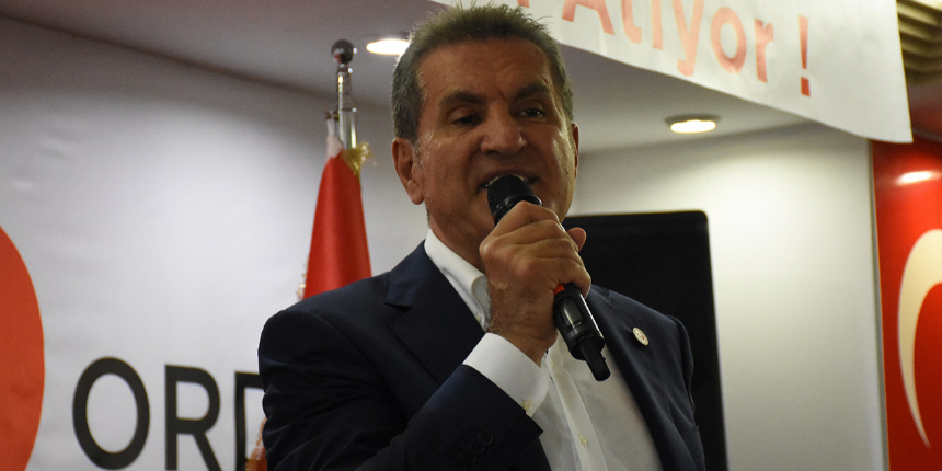 Mustafa Sarıgül kongrede baygınlık geçirdi: İlk müdahaleyi partililer yaptı