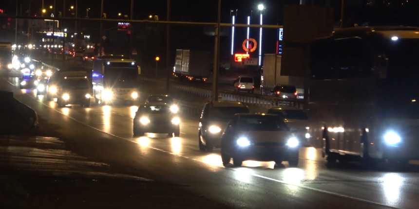 Tatilciler yollara akın etti! 43 ilin geçiş güzergahında yoğun trafik var