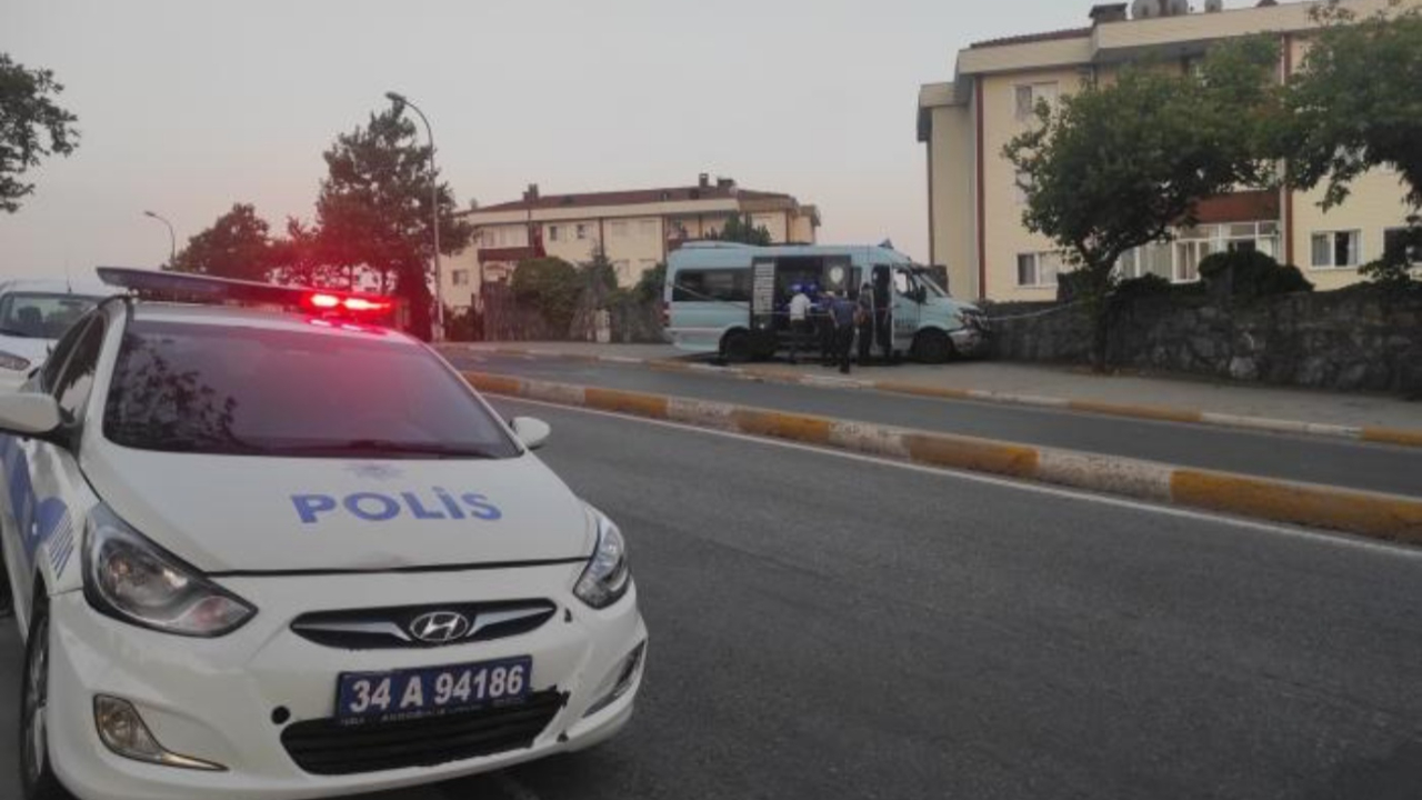 Seyir halindeki minibüsün şoförü öldürüldü